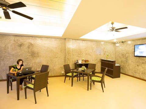 White Cat Hotel Hotel in Khuekkhak