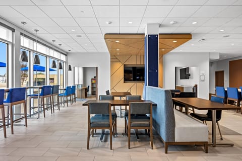 Holiday Inn Express & Suites Marinette By IHG Hotel in Door County