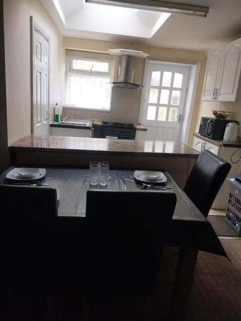 Paradise Apartment - Female Only Hotel in Bradford