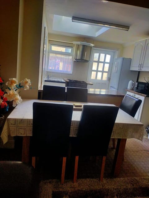 Paradise Apartment - Female Only Hotel in Bradford