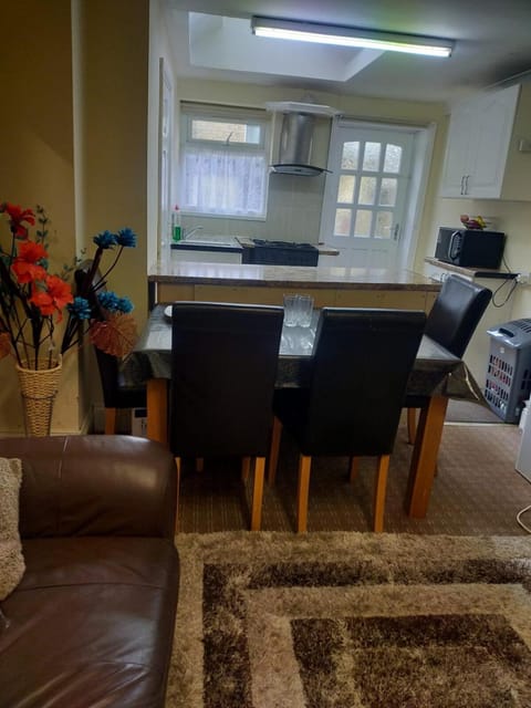 Paradise Apartment - Female Only Hotel in Bradford