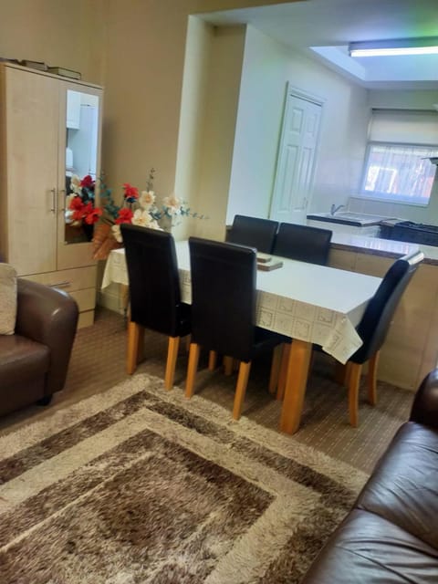 Paradise Apartment - Female Only Hotel in Bradford