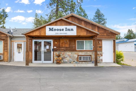 Moose Inn Motel in Spirit Lake