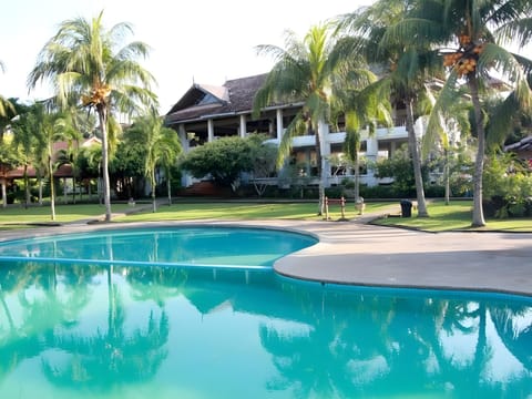 Swimming pool [outdoor]