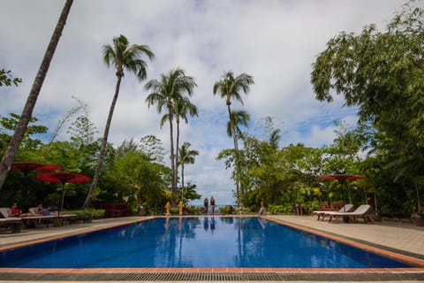 Swimming pool [outdoor]