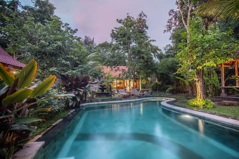Swimming pool [outdoor]