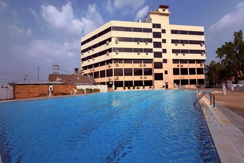 Swimming pool [outdoor]