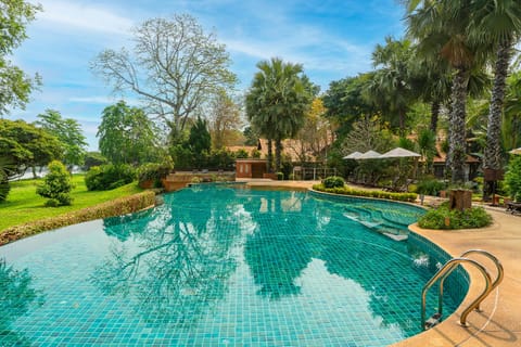 Swimming pool [outdoor]