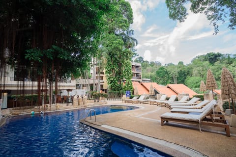 Swimming pool [outdoor]