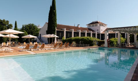 Swimming pool [outdoor]