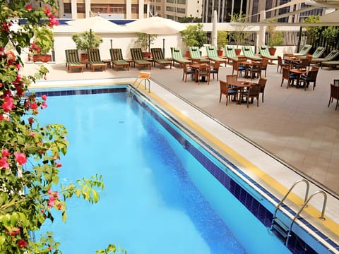 Swimming pool [outdoor]