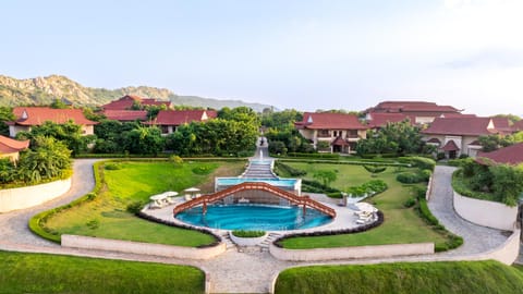 Swimming pool [outdoor]