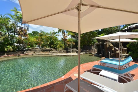 Swimming pool [outdoor]