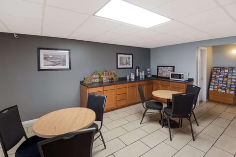 Suburban Studios Brazil Hotel in Indiana