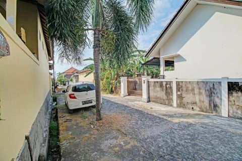 OYO Life 92954 Shanti Kost Hotel in Buleleng