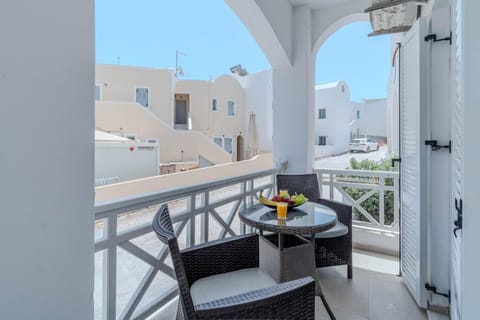 Eucalyptus Houses Motel in Mesaria