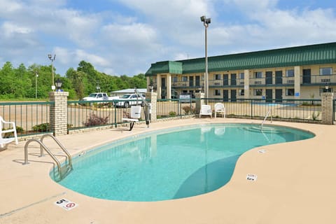 Swimming pool [outdoor]