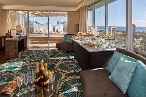 DoubleTree by Hilton Alana - Waikiki Beach Hotel in McCully-Moiliili