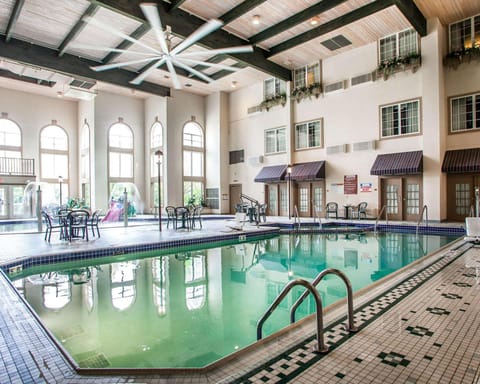 Comfort Suites Milwaukee Airport Hotel in Oak Creek