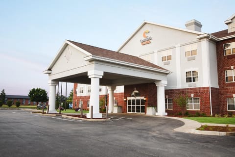 Comfort Suites Milwaukee Airport Hotel in Oak Creek