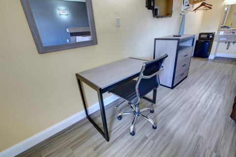 Econo Lodge at Military Circle Hotel in Norfolk