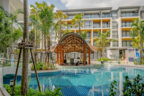 Swimming pool [outdoor]
