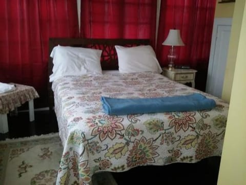 Six Acres Bed & Breakfast Hotel in Cincinnati
