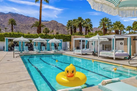 Swimming pool [outdoor]