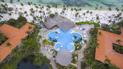 Swimming pool [outdoor]
