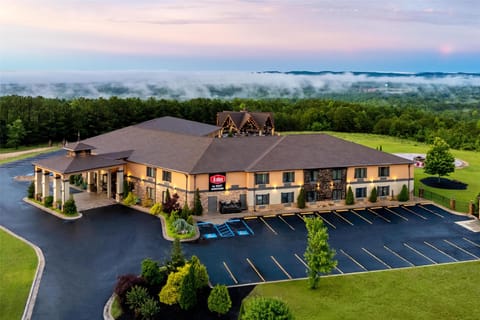 Aiden by Best Western Warm Springs Hotel and Event Center Hotel in Warm Springs