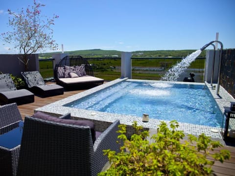 Swimming pool [outdoor]