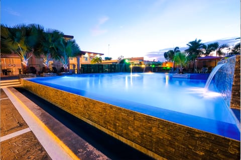 Swimming pool [outdoor]
