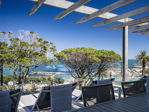 Blue Views Penthouse Beachfront Apartment with Pool Apartment hotel in Camps Bay