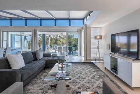 Blue Views Penthouse Beachfront Apartment with Pool Apartment hotel in Camps Bay