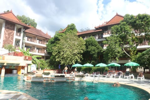 Swimming pool [outdoor]