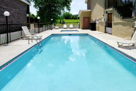 Swimming pool [outdoor]