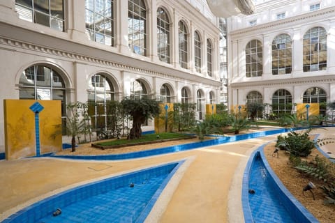 Swimming pool [outdoor]