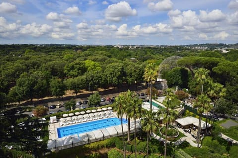 Swimming pool [outdoor]