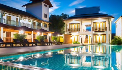 Swimming pool [outdoor]