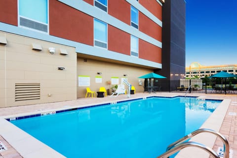 Swimming pool [outdoor]