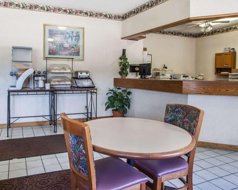 Quality Inn Galesburg near US Highway 34 and I-74 Hotel in Galesburg