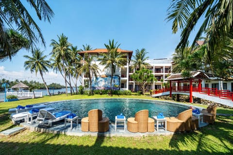 Swimming pool [outdoor]