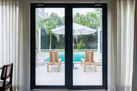 Swimming pool [outdoor]