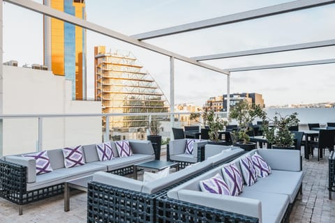 Swimming pool [outdoor]