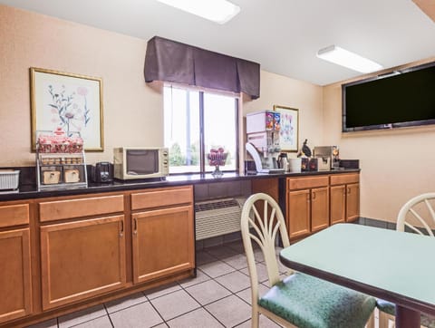 Super 8 By Wyndham Carrollton Hotel in Indiana