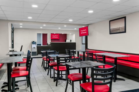 HomeTowne Studios Flint Hotel in Flint