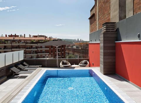 Swimming pool [outdoor]
