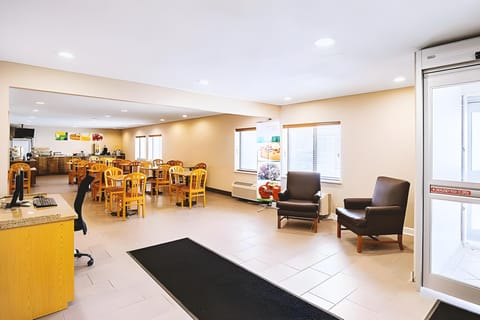 Norwood Inn & Suites Milwaukee Hotel in Milwaukee