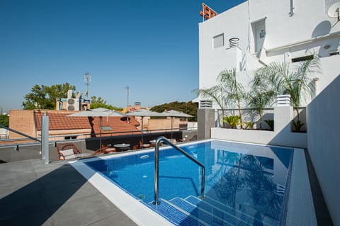 Swimming pool [outdoor]