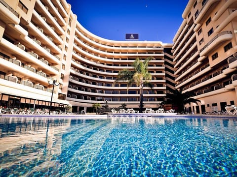 Swimming pool [outdoor]